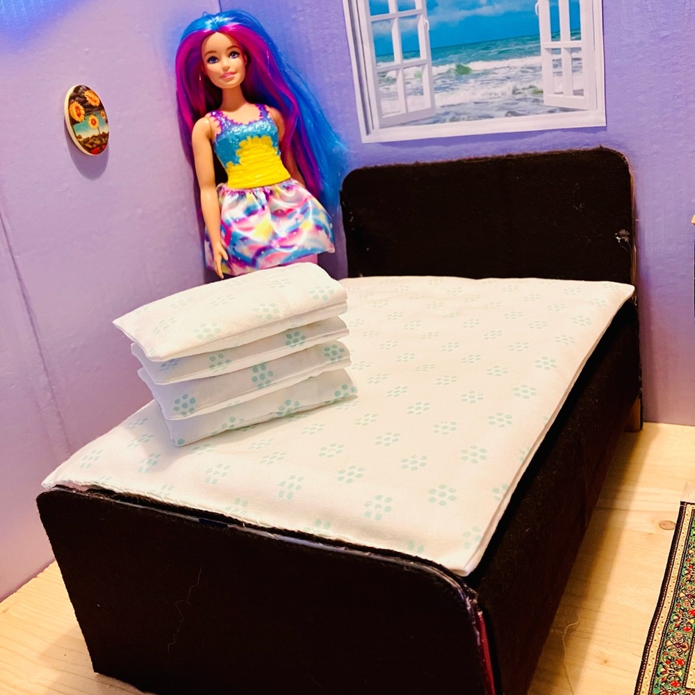Tommy Hilfiger Miniature Dollhouse Barbie doll bedding for dollhouse or diorama - Picture 3 of 7